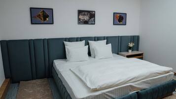 Värdeförvaringsskåp på rummet, skrivbord och arbetsyta för laptop