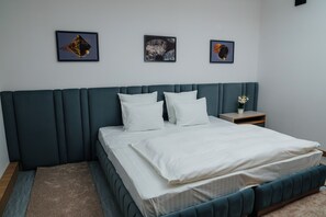 Pengeskab på værelset, skrivebord, arbejdsområde til bærbare computere