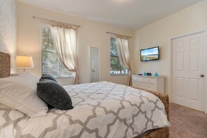 4 bedrooms, iron/ironing board, travel cot, WiFi - 4BR Pool Home w/ Lake View Bella Vida (Kissimmee)