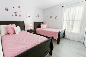 5 bedrooms, iron/ironing board, travel cot, WiFi - Elegant 5BR Home w/ Private Pool Emerald (Kissimmee)