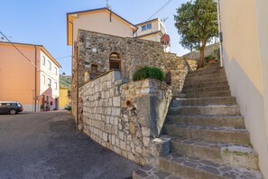 المنطقة المحيطة بالمنشأة