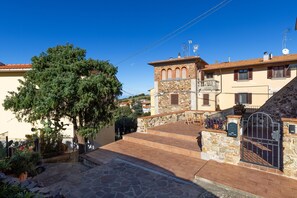 المنطقة المحيطة بالمنشأة