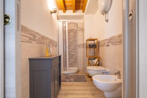 Douche, sèche-cheveux, serviettes fournies