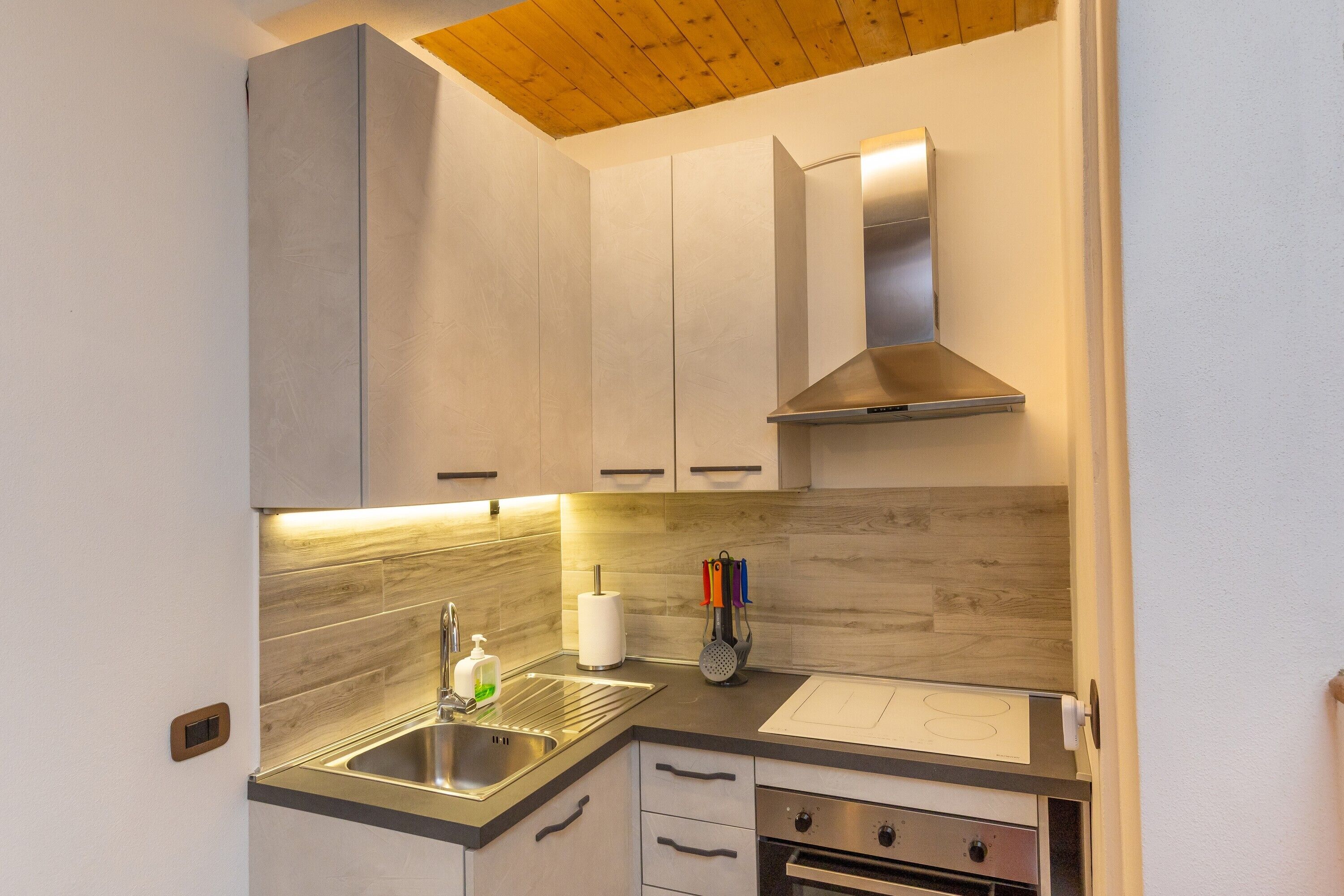 Réfrigérateur, four, plaque de cuisson, cafetière/bouilloire