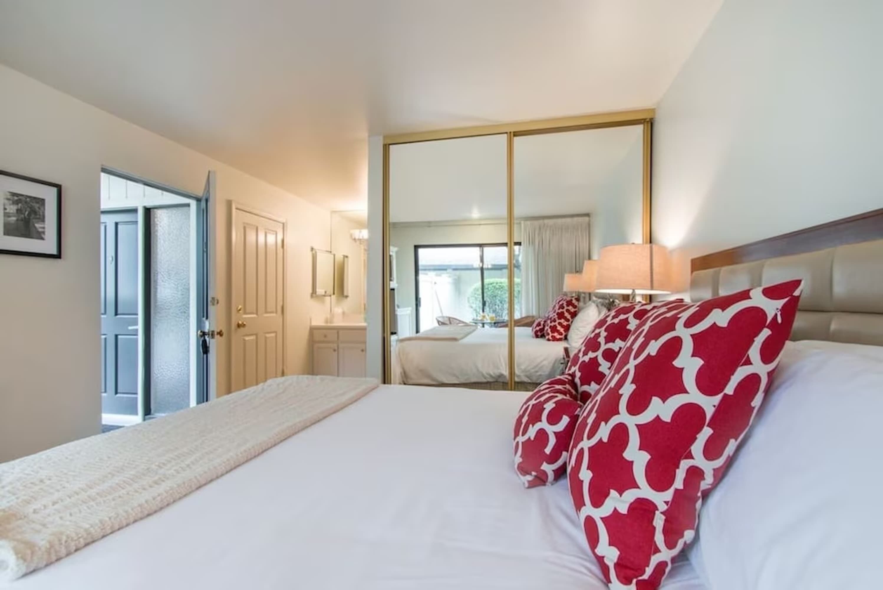 2 Schlafzimmer, Schreibtisch, Bügeleisen/Bügelbrett, Reisekinderbett