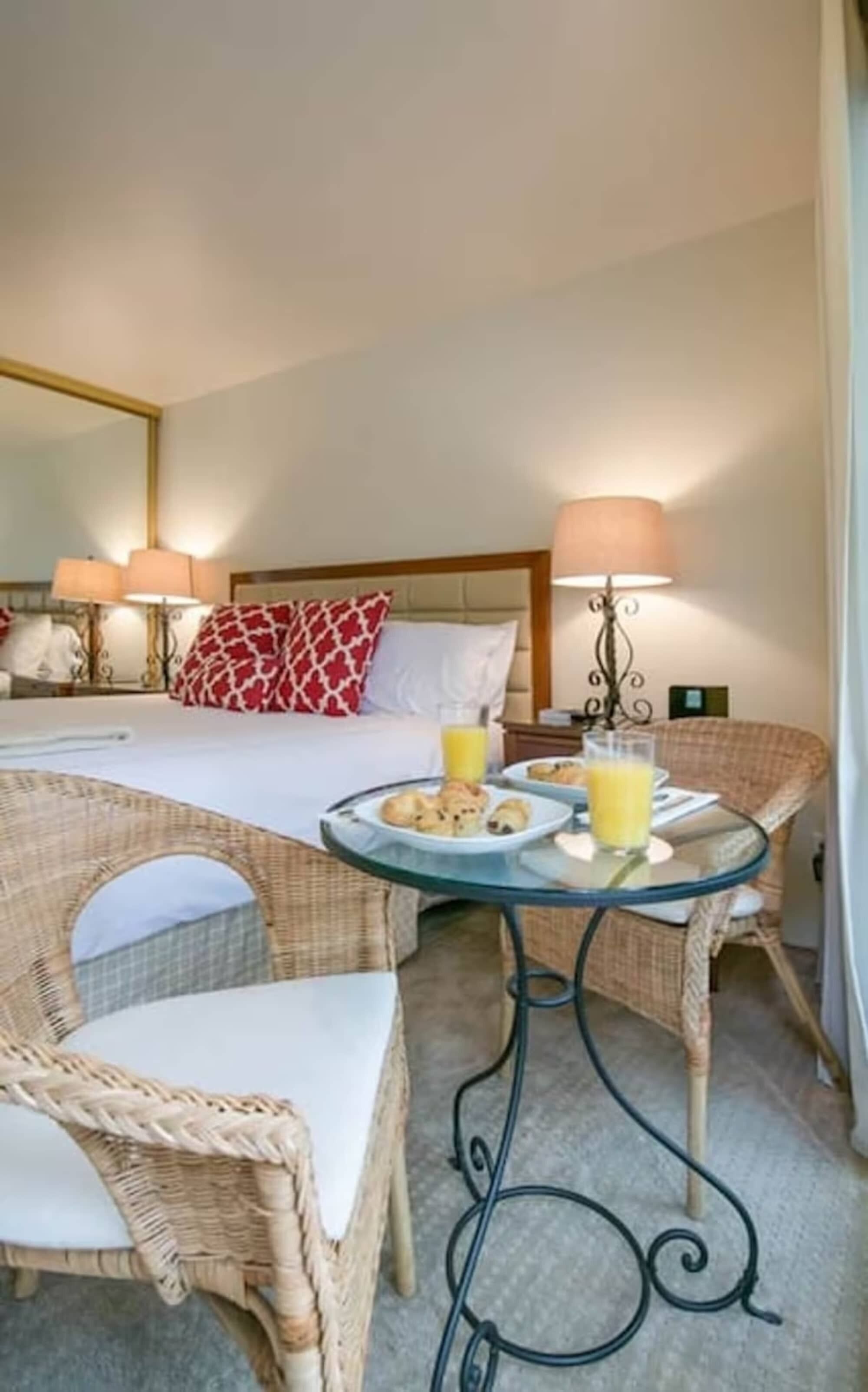 2 soverom, skrivebord, strykejern/-brett og reiseseng for barn