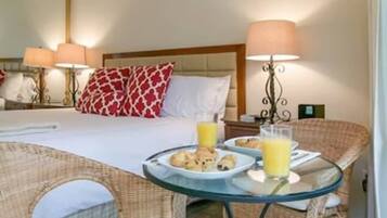 2 bedrooms, desk, iron/ironing board, travel crib