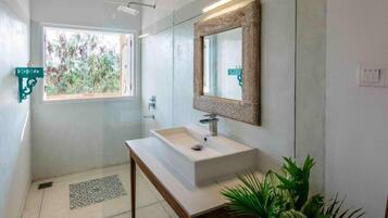 Habitación doble superior, balcón, vistas al lago | Baño