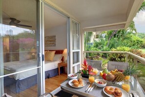 Terrace/patio - 2 Bedrooms Condo, Steps from the Beach (Kihei)