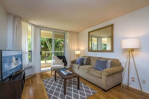 TV, offices - 2 Bedrooms Condo, Steps from the Beach (Kihei)