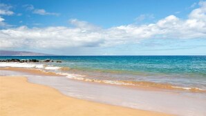 A beach with clear skies and calm waters. - Spacious Ground Floor Maui Retreat, Grand Champion (Wailea-Makena)