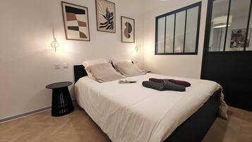 1 slaapkamer, een strijkplank/strijkijzer, gratis wifi, beddengoed