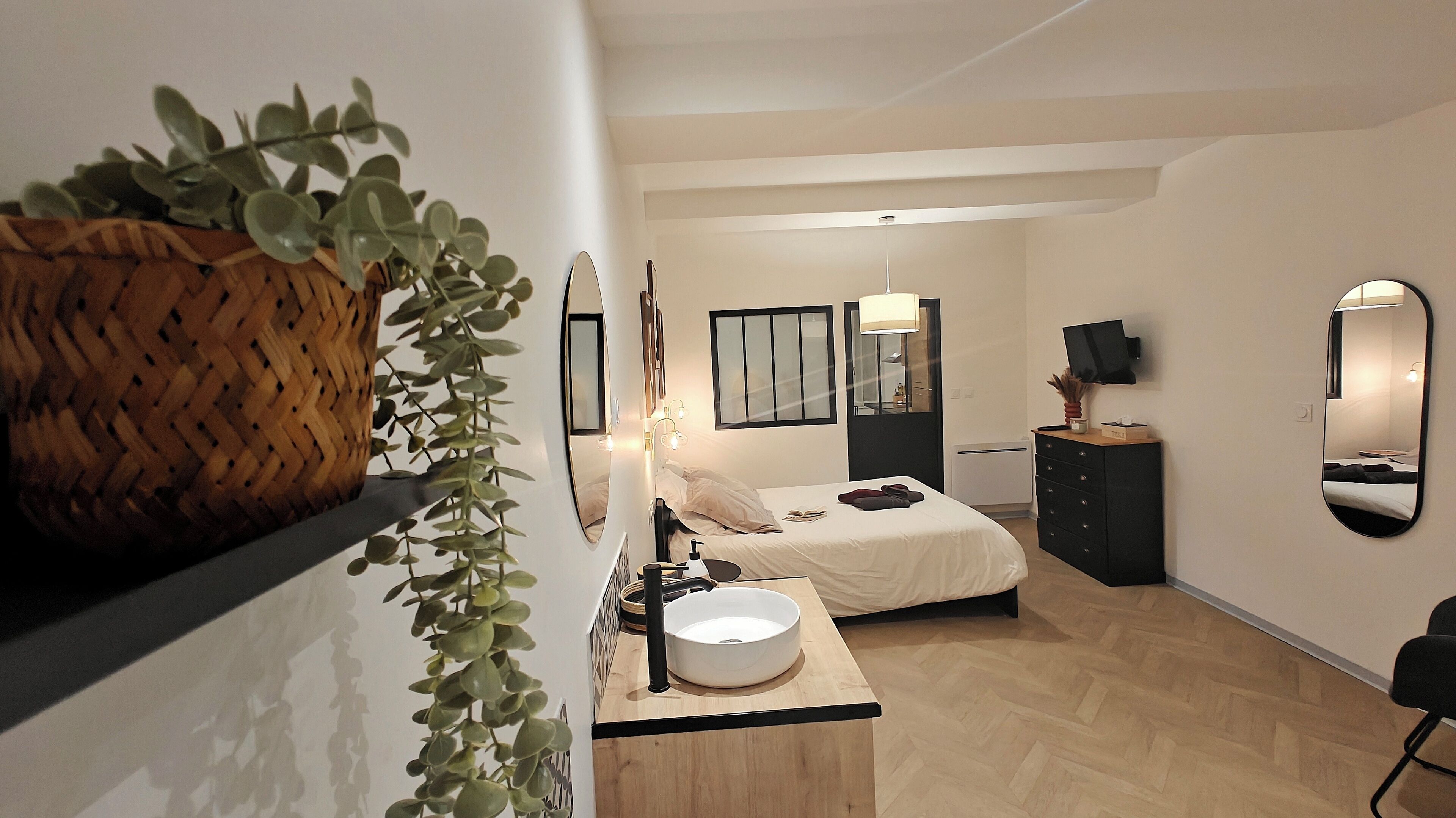 1 habitación, tabla de planchar con plancha, wifi gratis y ropa de cama 