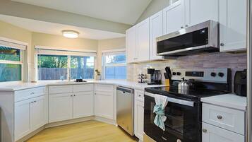 Kylskåp, mikrovågsugn, ugn och spishäll