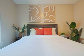 3 sovrum, skrivbord, strykjärn/strykbräda och resesäng