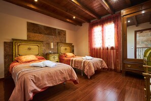 6 bedrooms, iron/ironing board, free WiFi