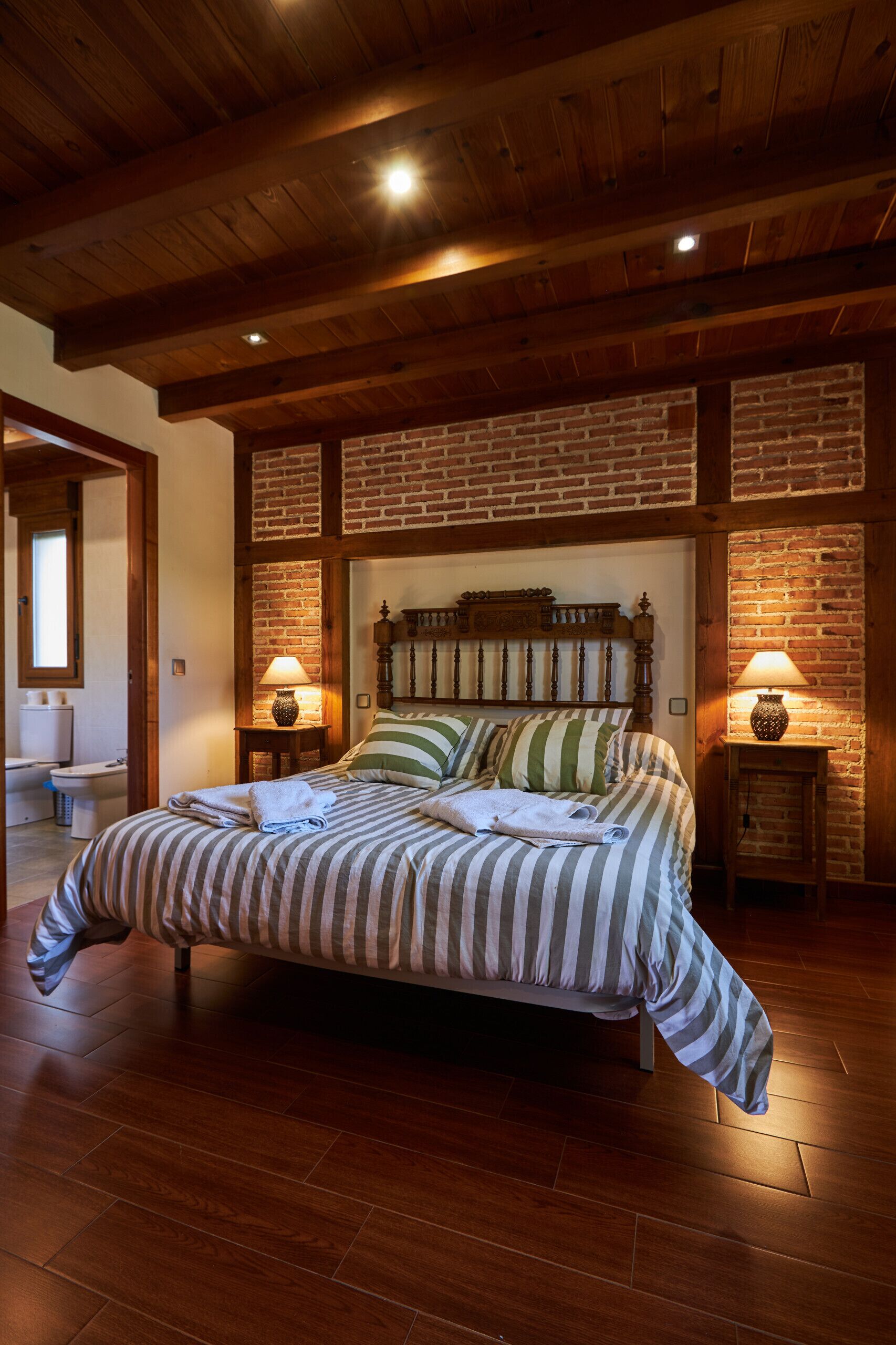 6 makuuhuonetta, silitysrauta/-lauta, ilmainen Wi-Fi