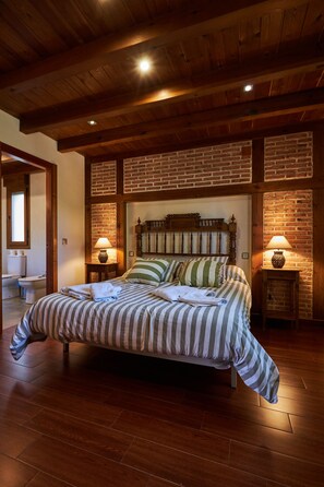 6 bedrooms, iron/ironing board, free WiFi