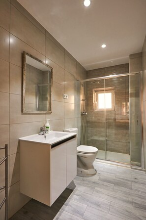 Een douche, een haardroger, handdoeken