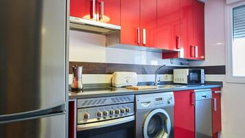 Een koelkast, een microgolfoven, een oven, een vaatwasser