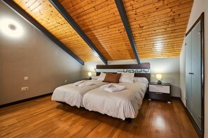 3 slaapkamers, een strijkplank/strijkijzer, gratis wifi, beddengoed