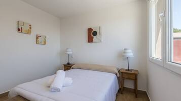 2 dormitorios, tabla de planchar con plancha, wifi gratis y ropa de cama