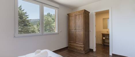 2 quartos, ferros/tábuas de passar roupa, Wi-Fi de cortesia