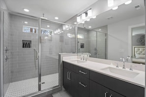 Shower, hair dryer, shampoo - Stylish 4BR w/ Gym & Patio Near North Hills (Raleigh)