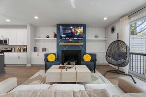 Smart TV, chimenea, videojuegos y futbolito 