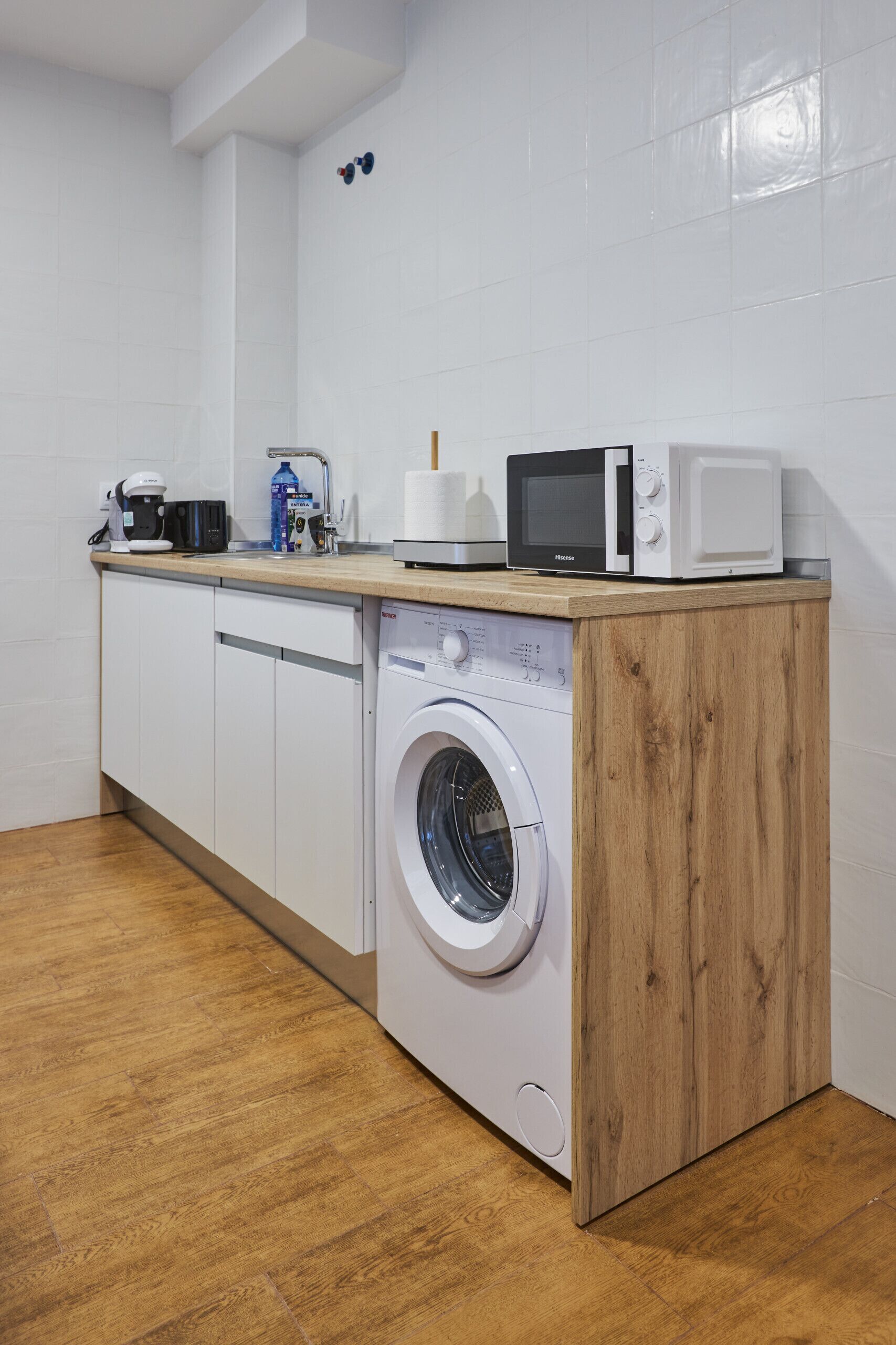 Een koelkast, een microgolfoven, een koffiezetapparaat/waterkoker