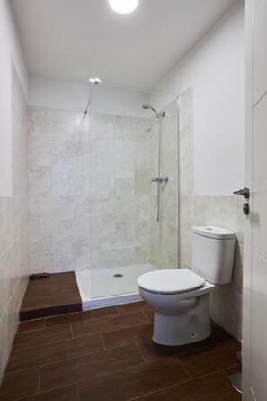 Een douche, een haardroger, handdoeken