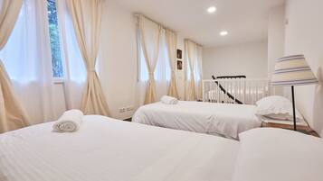 1 slaapkamer, een strijkplank/strijkijzer, gratis wifi, beddengoed