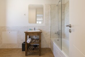 Sèche-cheveux, serviettes fournies