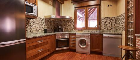 Een koelkast, een magnetron, een oven, een vaatwasser