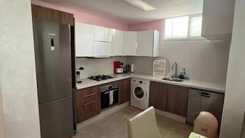 Apartment, 3 Bedrooms | Private kitchen