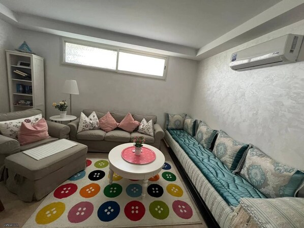 Living room - Villa for Rent in Rabat, Near the Beach (Aïn Attig)