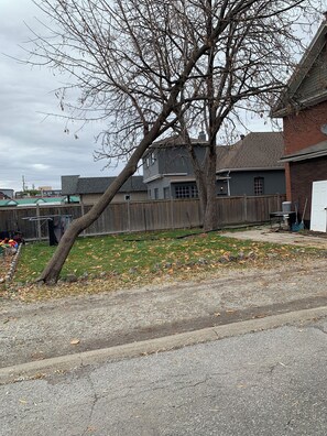 Property grounds - Private, furnished 1bedroom in prime Downtown Woodbridge, separate entrance. (Vaughan)