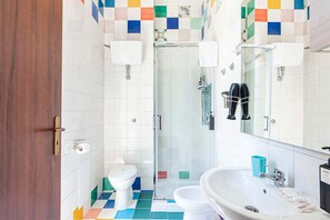 Dusche, Haartrockner, Bidet, Handtücher