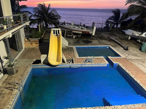 Arequipa Suite 3 queen size beds, a terrace leading to the pool and the beach.