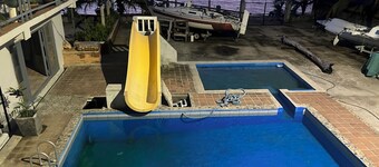 Arequipa Suite 3 queen size beds, a terrace leading to the pool and the beach.