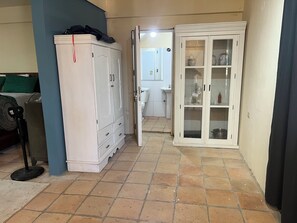 تجهيزات دش، مناشف، ورق حمّام