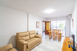 TV - Cubo's First Line Beach Las Gaviotas Apartment / beachfront / terrace / free wifi (Rincón de la Victoria)