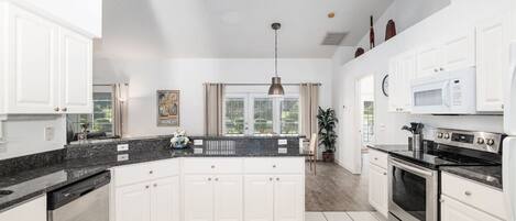 ثلاجة، ميكروويف، فرن، موقد طهي مسطح