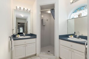 Hair dryer, towels - Villa Prins: 2 bed / 2 bath home with pool (Inverness)