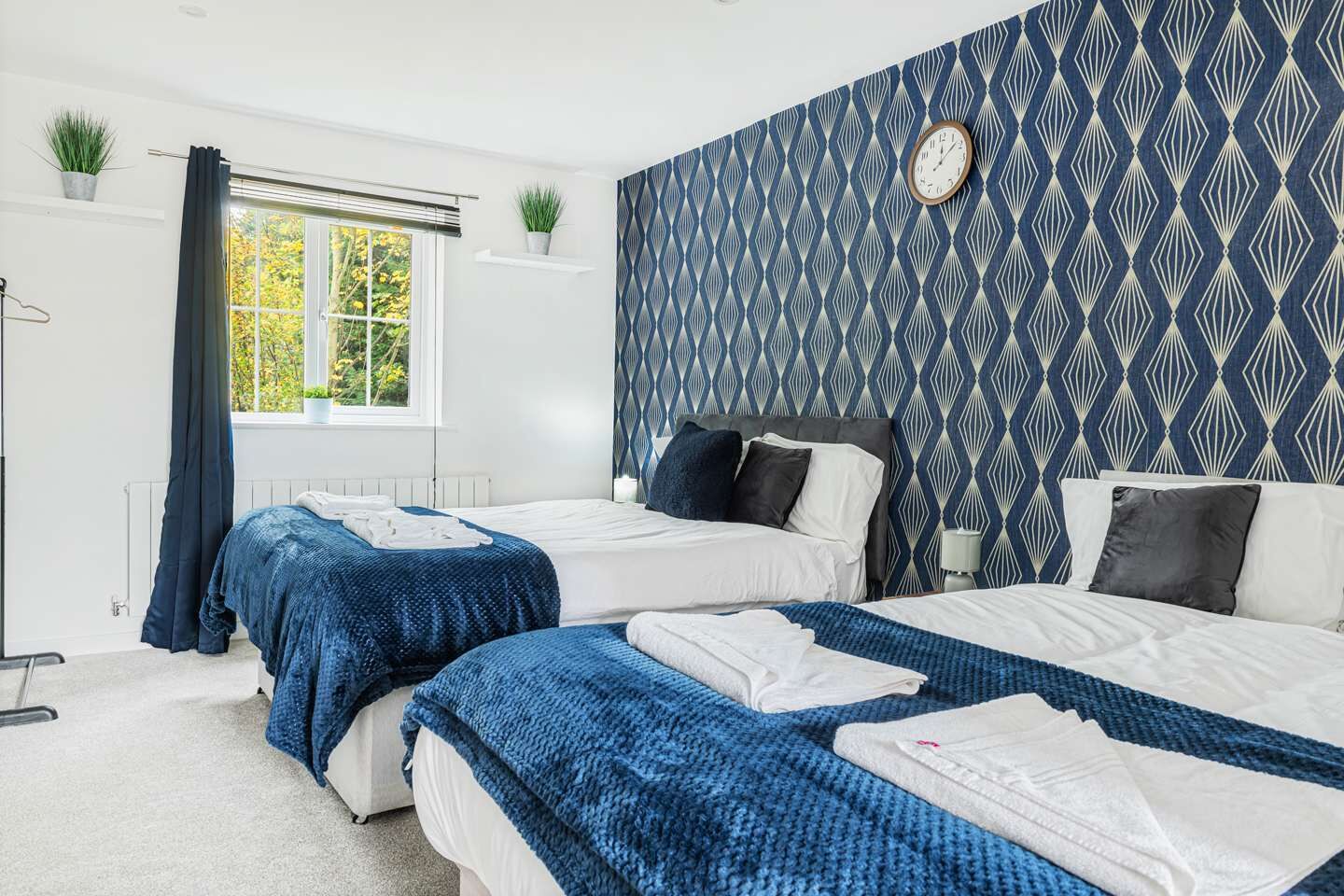 4 bedrooms, iron/ironing board, WiFi, bed sheets