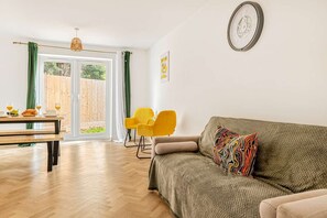 TV - 4-Bed Spacious House Perfect for Long-Term Stays (Nottingham)