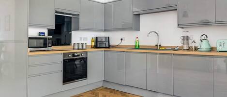 Fridge, microwave, stovetop, dishwasher