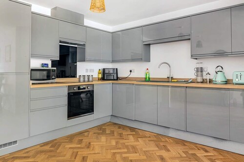 4-Bed Spacious House Perfect for Long-Term Stays