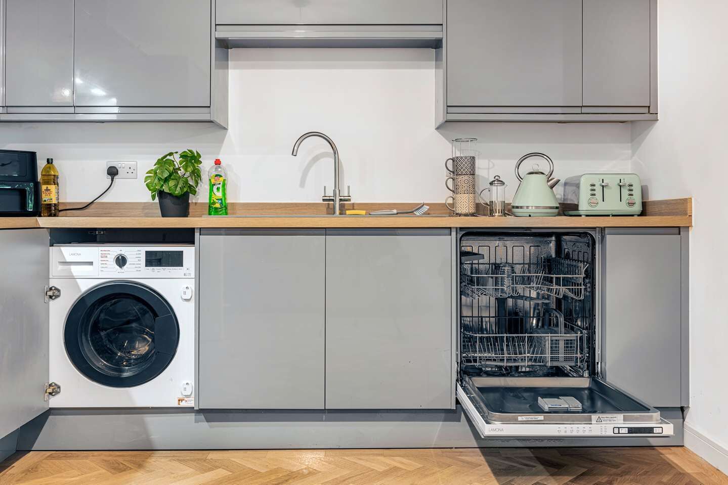 Réfrigérateur, four à micro-ondes, surface de cuisson, lave-vaisselle