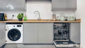 Réfrigérateur, four à micro-ondes, surface de cuisson, lave-vaisselle